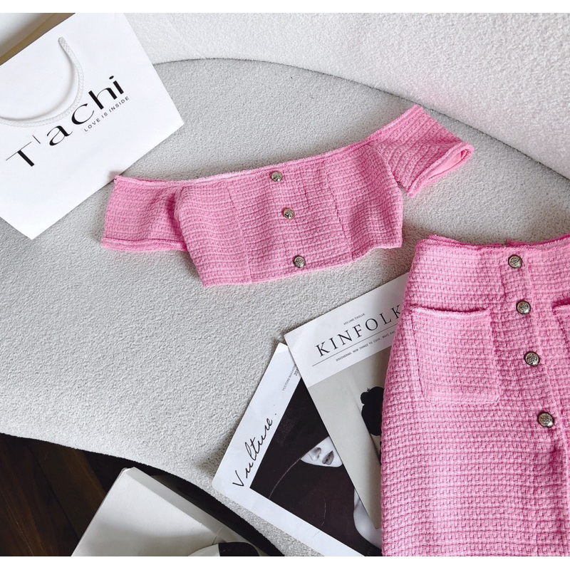 SET ÁO CROPTOP TRỄ VAI + CHÂN VÁY MIDI XẺ PHỐI NÚT HỒNG