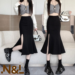 Chân Váy Đuôi Cá Xẻ Tà màu đen dáng dài, tôn dáng cực đỉnh phong cách Hàn Quốc ôm sát body, đi dạo đường phố.