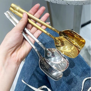 Thìa mạ vàng ăn cơm Hoàng Gia
