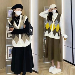 Young Mom | Bộ áo và chân váy bầu A142 mùa Đông gồm 3 món: áo len giữ nhiệt + gile + chân váy nỉ chất liệu dày dặn