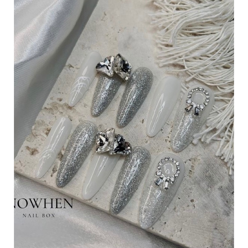 Nailbox nhà làm phong cách tiểu thư charm đính đá sang trọng