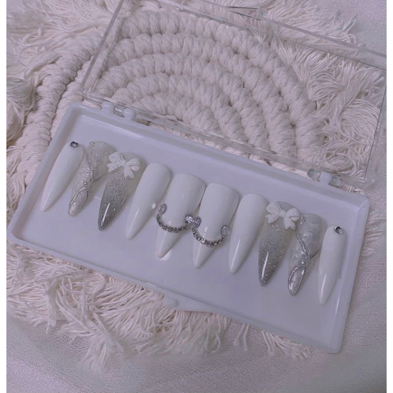 Nailbox nhà làm phong cách tiểu thư charm đính đá sang trọng