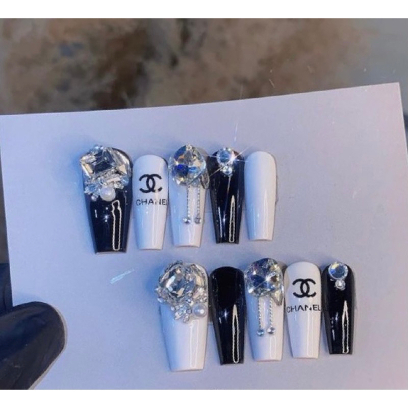 Nailbox nhà làm phong cách tiểu thư charm đính đá sang trọng