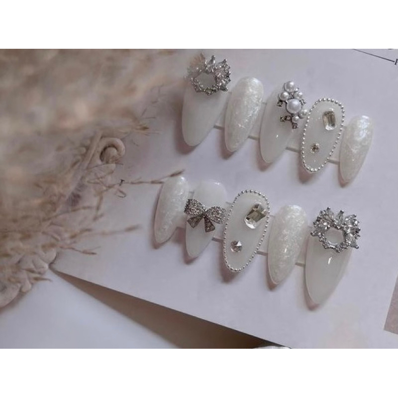 Nailbox nhà làm phong cách tiểu thư charm đính đá sang trọng