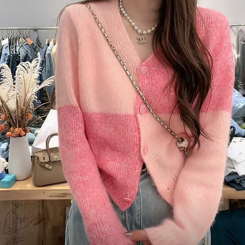 QCCC Áo len khoác ngoài cardigan dáng ngắn phối màu tương phản cổ V có cúc bọc AMEEI STORE