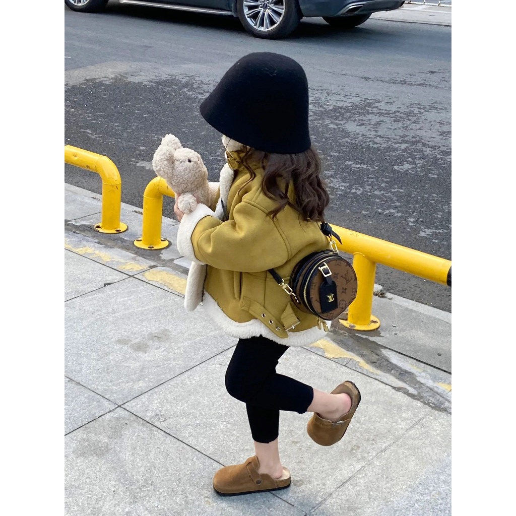 Áo khoác da lộn lót lông cừa xamh cốm - Hàng qccc bé gái