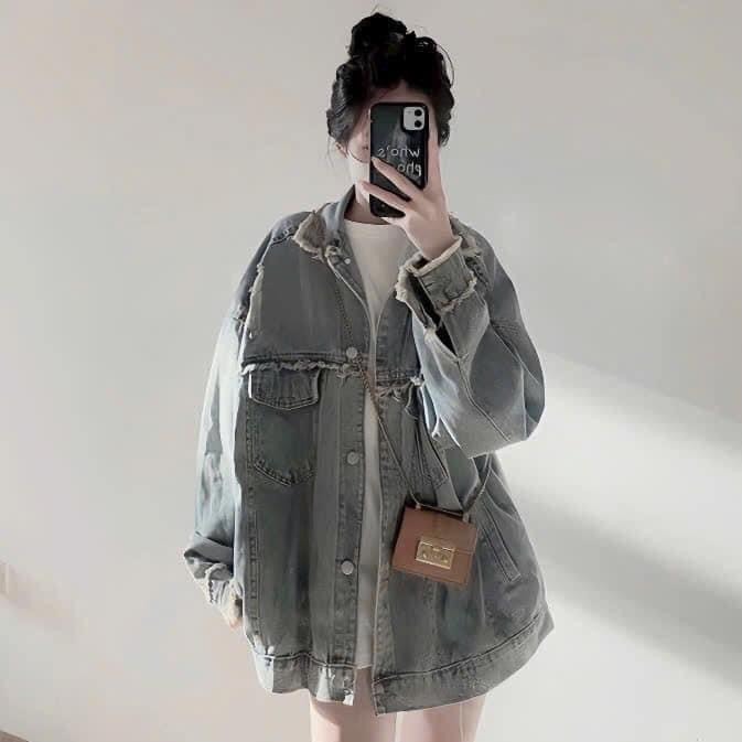Áo khoác jeans unisex màu xanh thêu logo, áo khoác bò form rộng kiểu dáng Hàn Quốc siêu phong cách T71