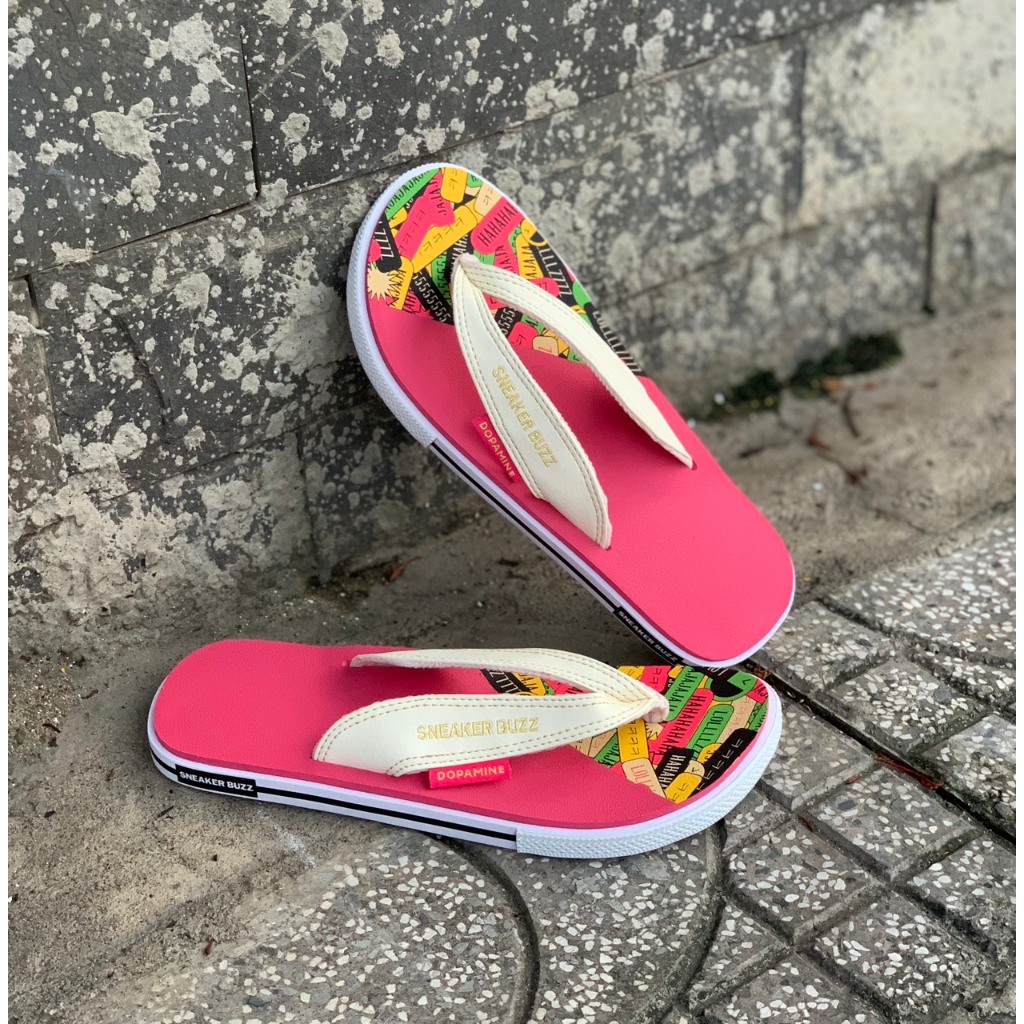 - Dép Sneaker Buzz Hồng Quai Trắng Kem Họa Tiết