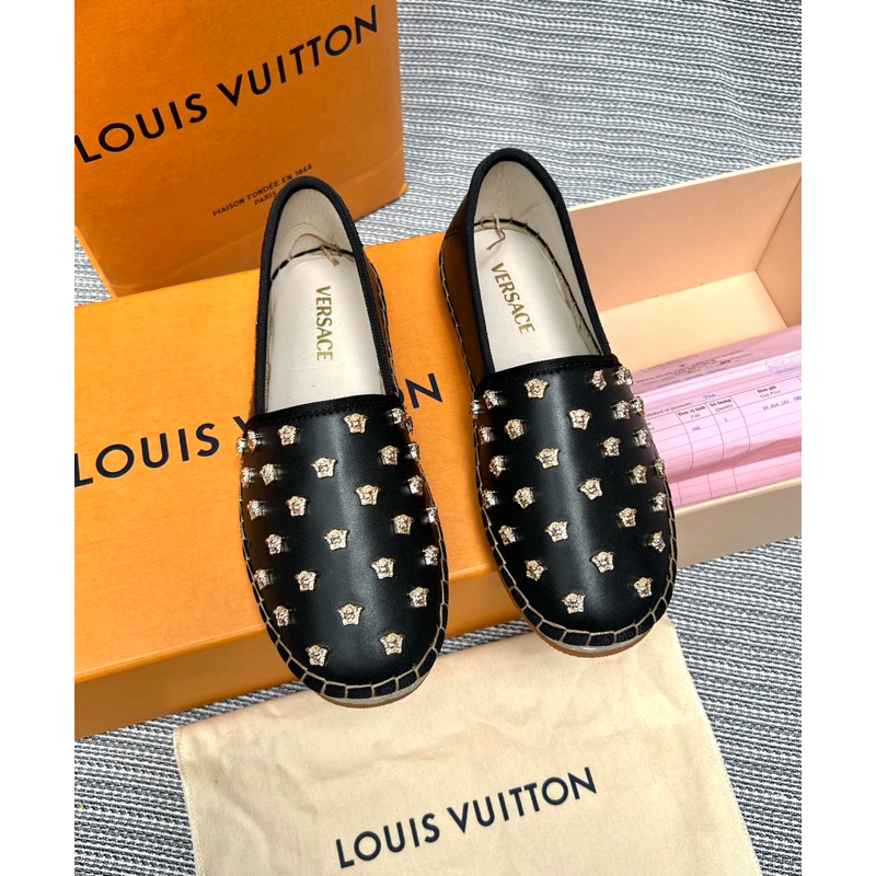 Giày slipon đính đá hình ver.sa.ce đơn giản,giày cói khâu đế đính logo đầu người ver.sa.ce đơn giản