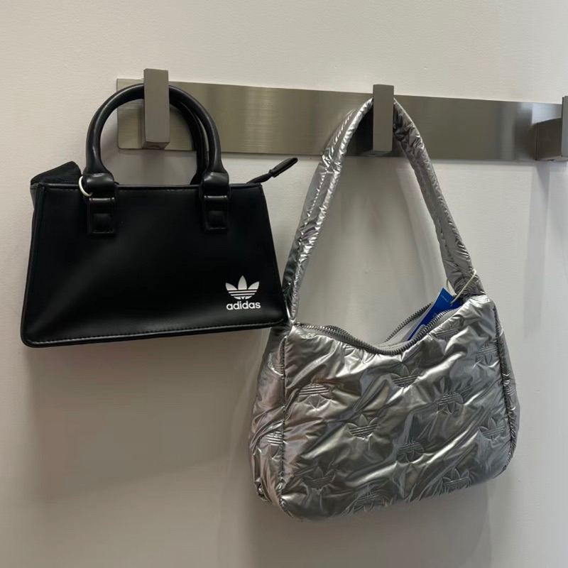 Túi Adidas silver đeo vai mini satin puffy II3393