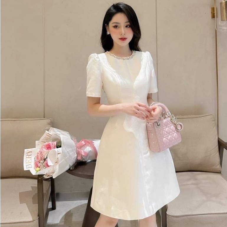 Đầm Tafta Cổ Tròn Kết Viền Đá Sang Trọng Tay Bồng Dáng A Xòe Bồng Màu Trắng Nhẹ Nhàng, Thiết Kế Sang Chảnh Thanh Lịch