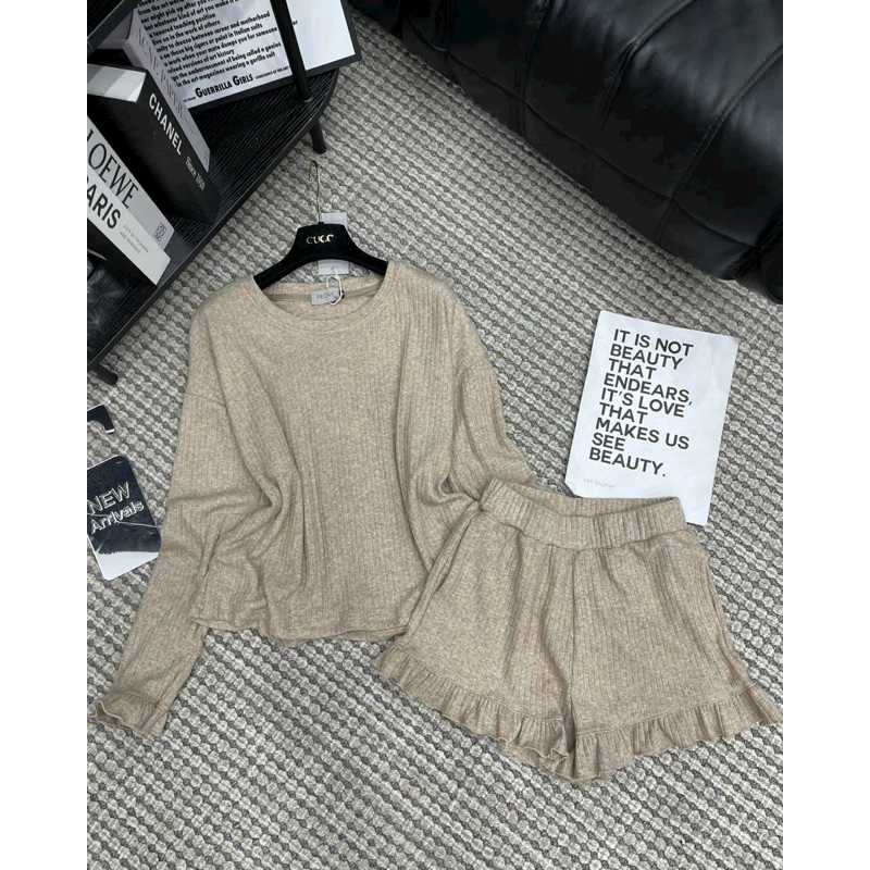 Set áo tay dài phối quần short viền bèo