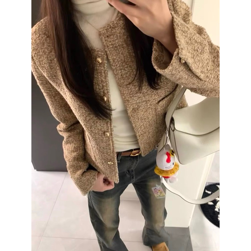 Áo dạ tweed màu nâu tây cúc tròn màu vàng
