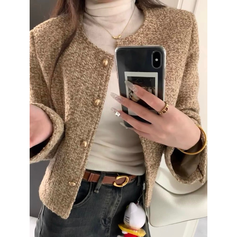 Áo dạ tweed màu nâu tây cúc tròn màu vàng