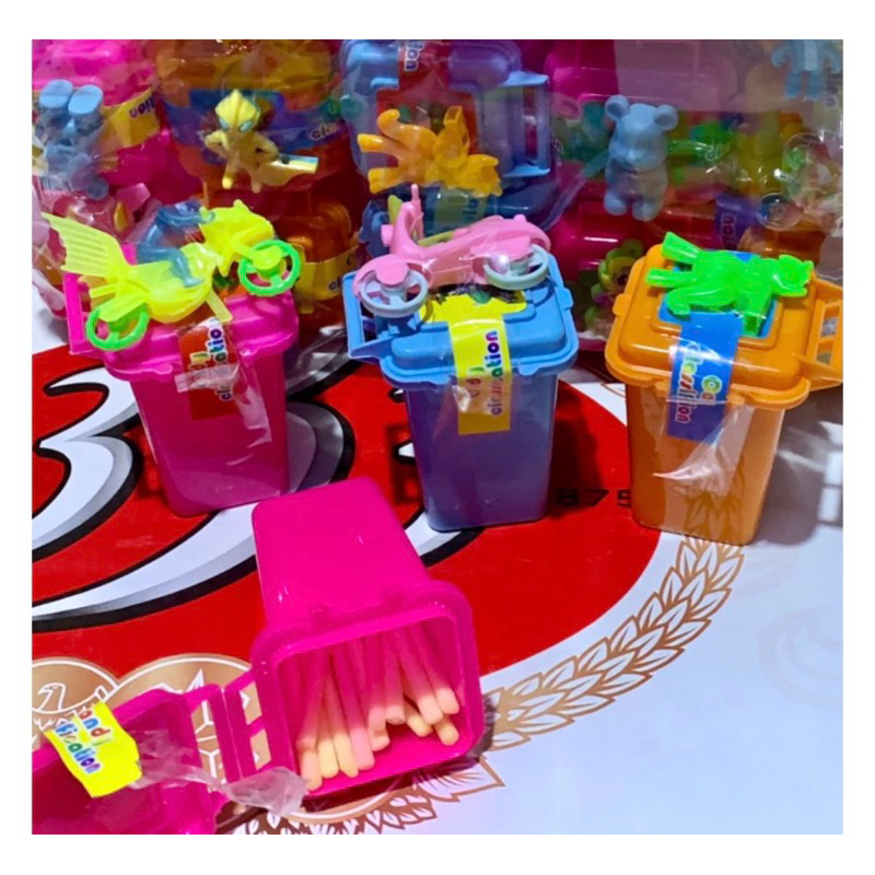 Một hộp kẹo tăm kèm đồ chơi