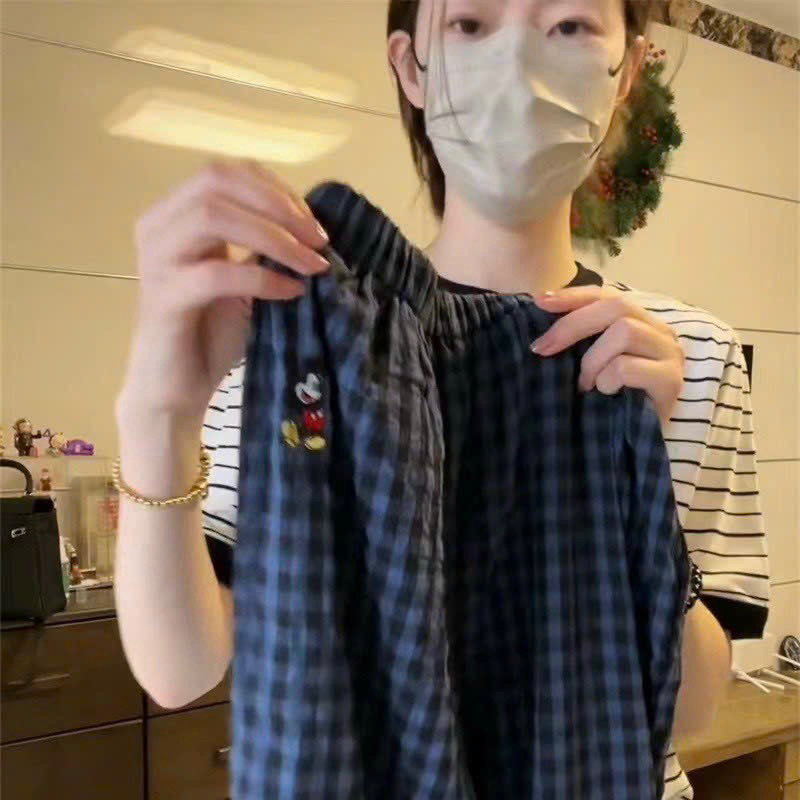 Quần suông kẻ caro xanh thêu Mickey