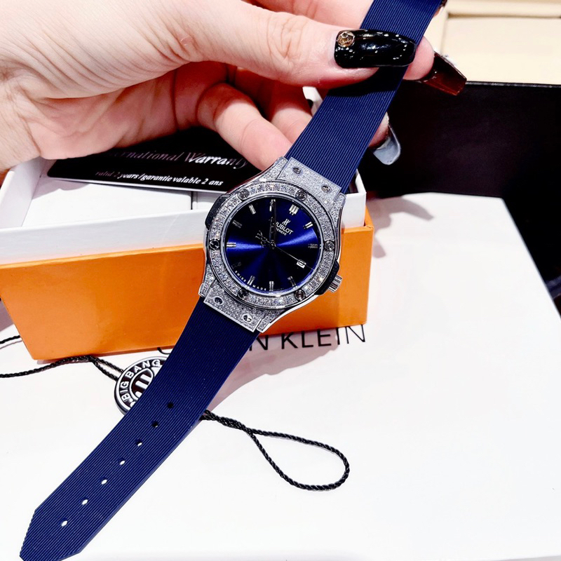 Đồng hồ nữ Hublott mặt tròn đính đá dây cao su