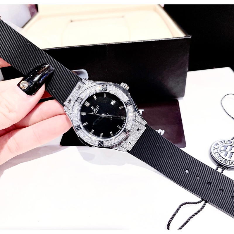 Đồng hồ nữ Hublott mặt tròn đính đá dây cao su