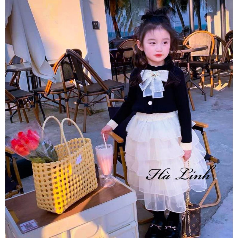 Sét áo nhung và chân váy nhiều tầng có nơ cổ siêu xinh cho bé.