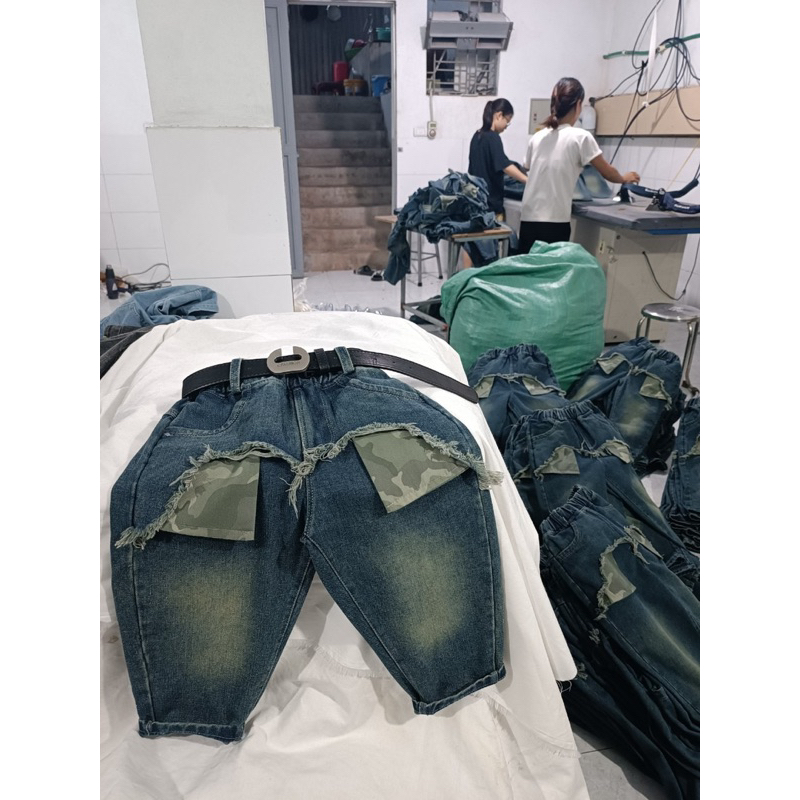 Quần jean túi rách rằn ri bé trai