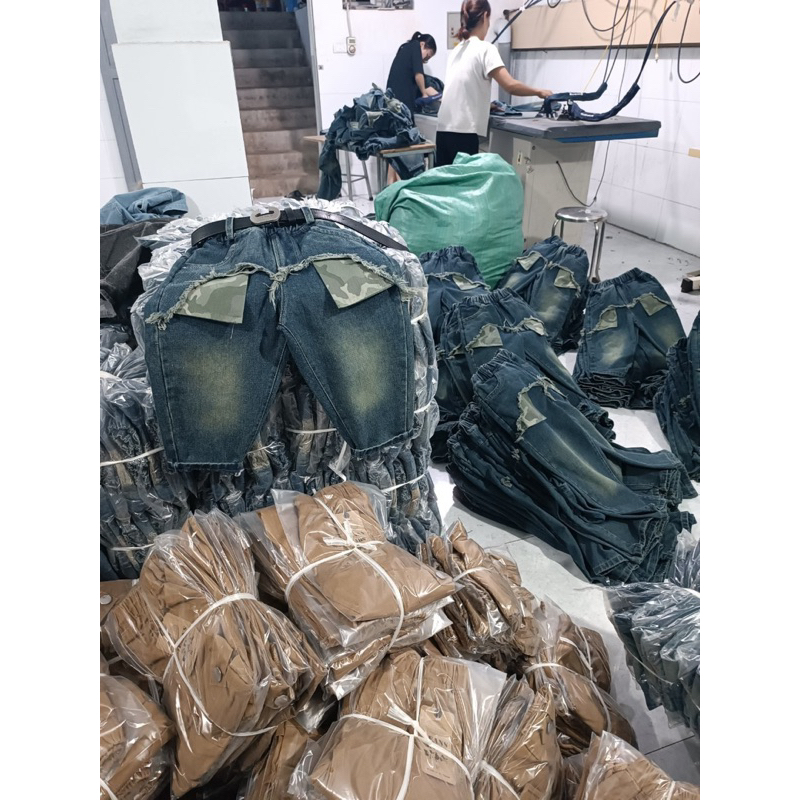 Quần jean túi rách rằn ri bé trai