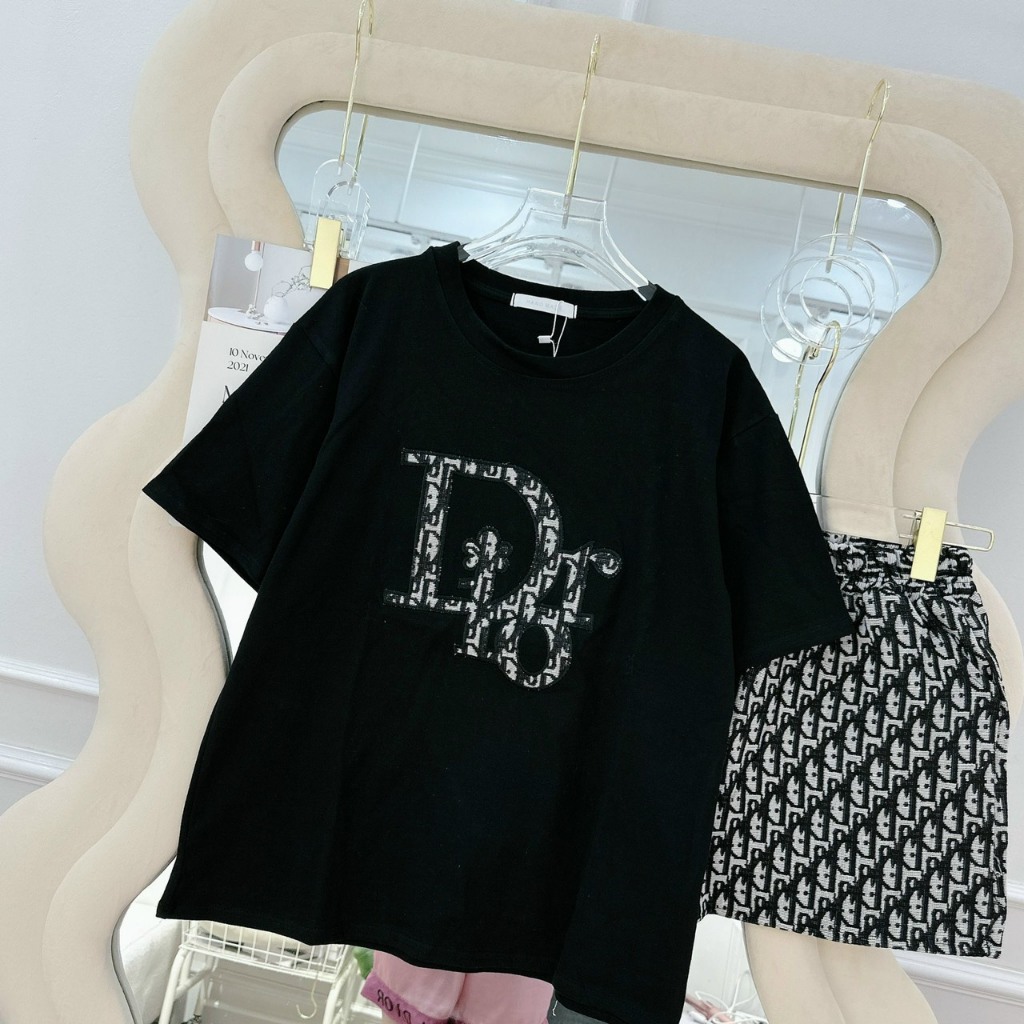 Set áo thun cổ tròn tay ngắn quần đùi họa tiết Di o màu đen form 38-58kg