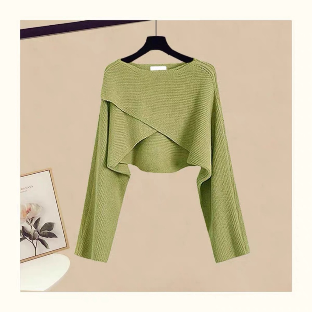 Set áo len croptop lệch vai vạt chéo phối cùng váy yếm xẻ một bên chân
