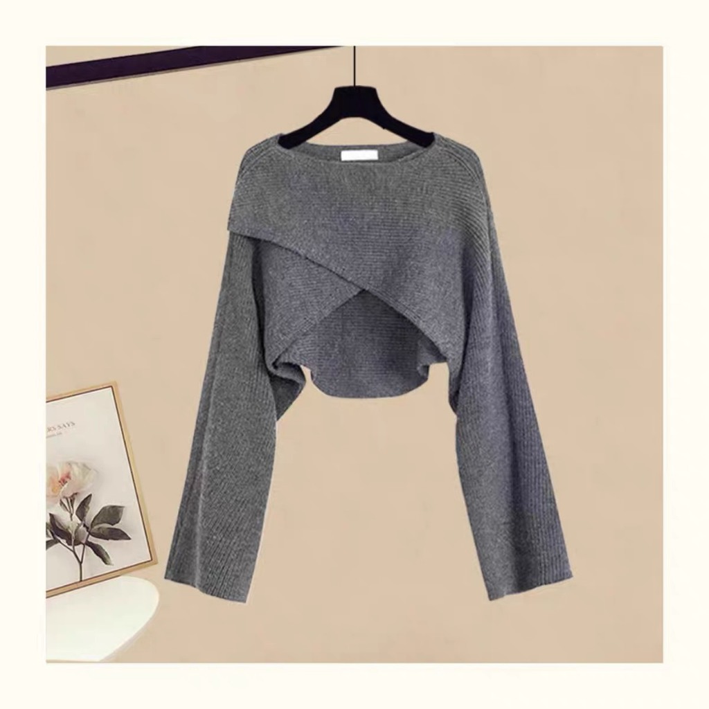 Set áo len croptop lệch vai vạt chéo phối cùng váy yếm xẻ một bên chân
