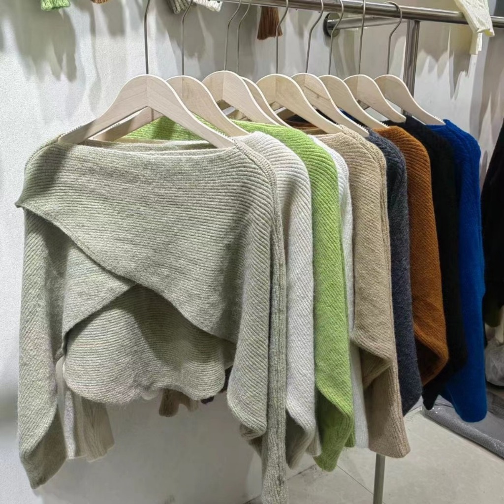 Set áo len croptop lệch vai vạt chéo phối cùng váy yếm xẻ một bên chân