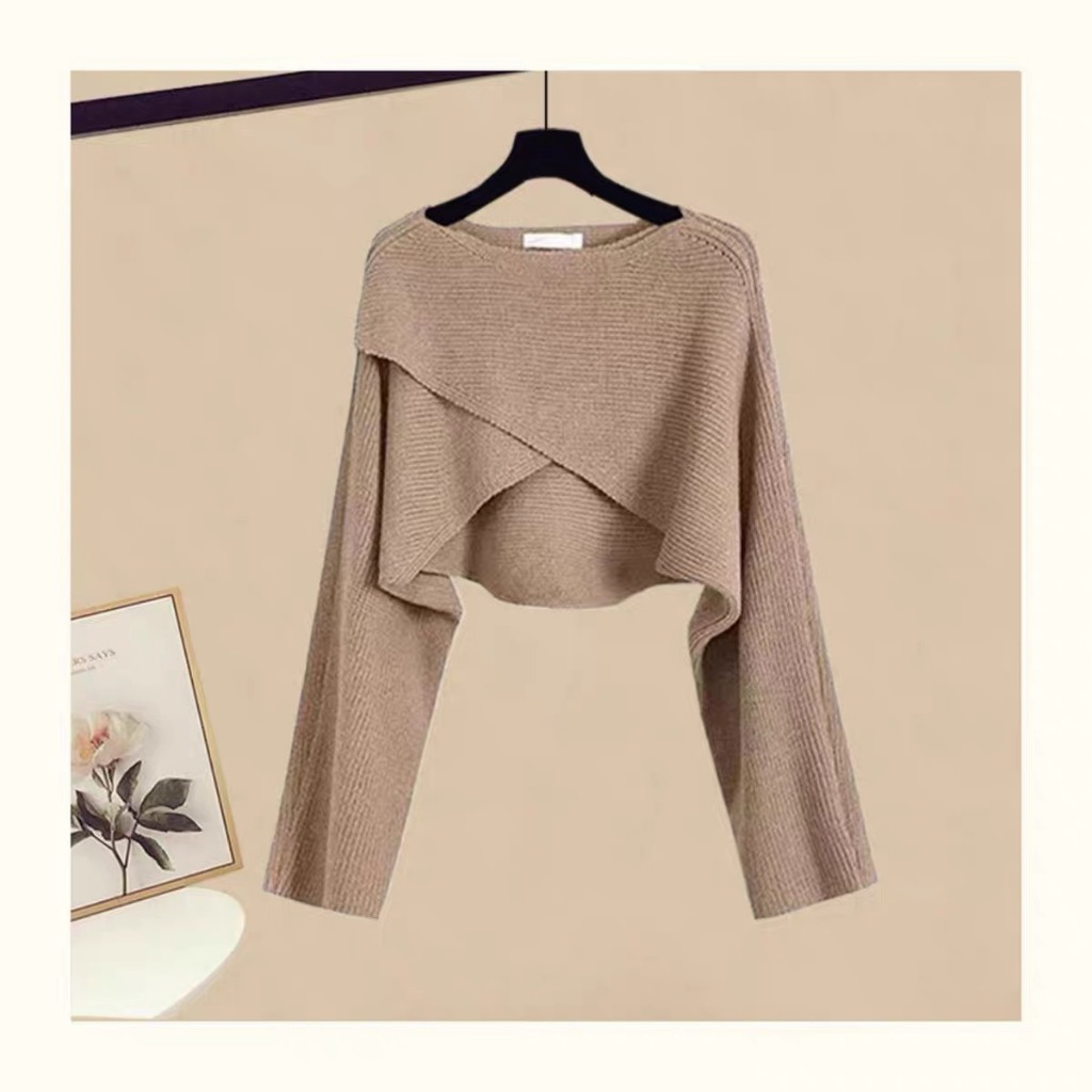 Set áo len croptop lệch vai vạt chéo phối cùng váy yếm xẻ một bên chân