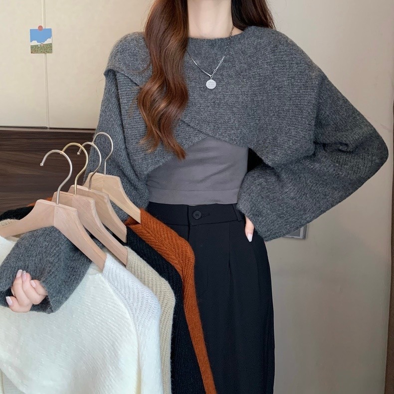 Set áo len croptop lệch vai vạt chéo phối cùng váy yếm xẻ một bên chân