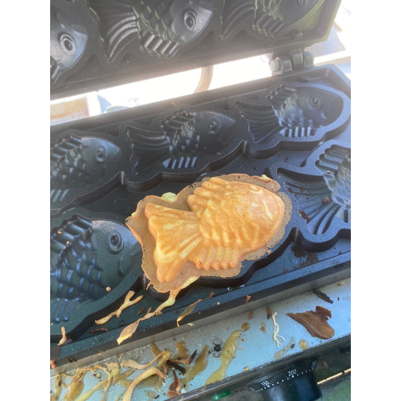 Bột  bánh cá taiyakylàm được 12-15 con .