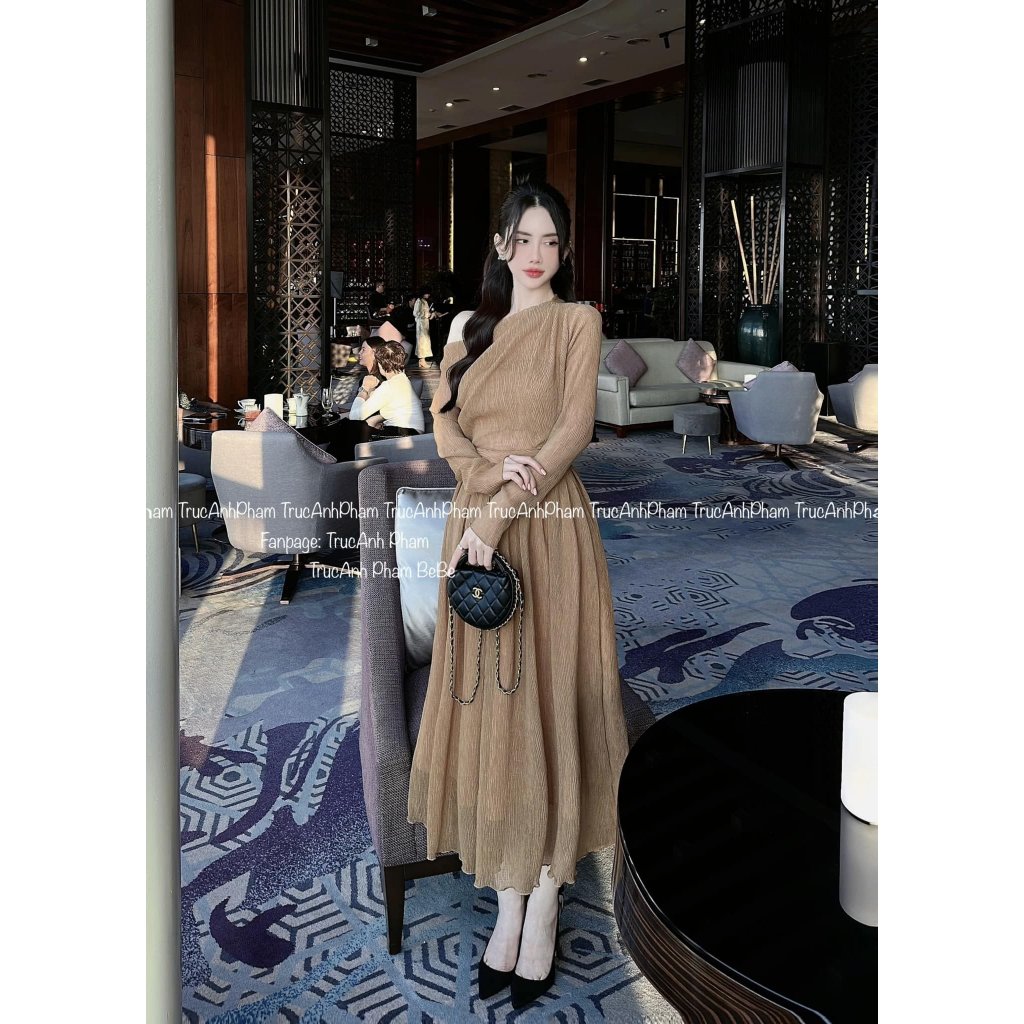 Set bộ đồ nữ dáng dài áo lệch vai mix chân váy xếp ly xòe với 2 tone màu trắng - nâu tôn da, tôn dáng cho các nàng yêu