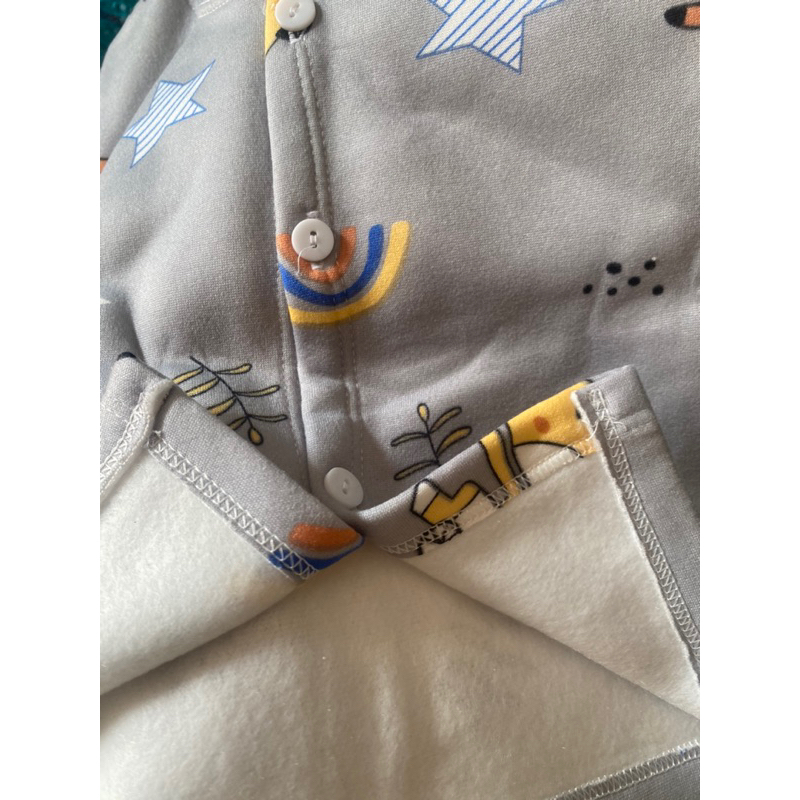 ÁO KHOÁC NỈ BÔNG DÀI TAY CÚC GIỮA IN HÌNH NGỘ NGHĨNH CHO BÉ