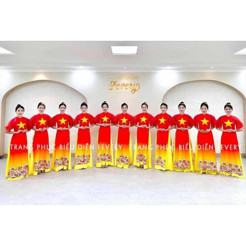Áo dài đỏ sao vàng sóng biển dưới tà đẹp
