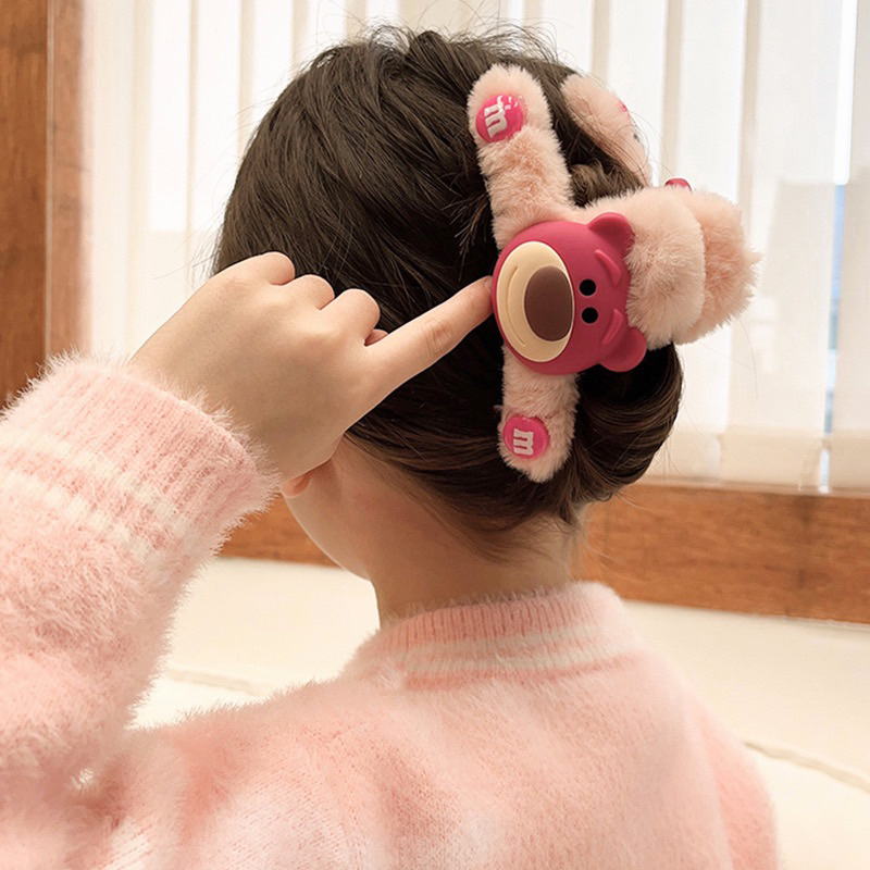 Kẹp Tóc Xoắn Hình Gấu Dâu Tây Màu Hồng Phủ Lông Nhung Xinh Xắn