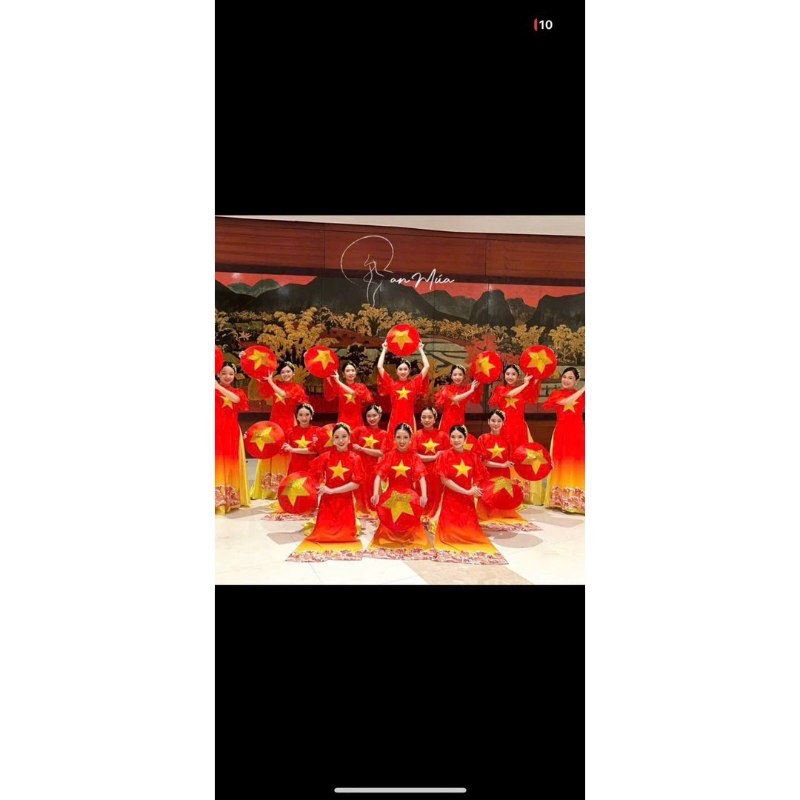 Áo dài đỏ sao vàng sóng biển dưới tà đẹp