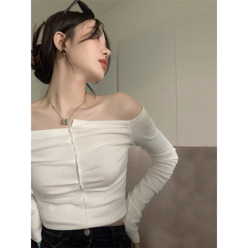 Áo thun trễ vai tay dài nhún cách điệu, ôm body. Chất vải thun tăm siêu co giãn.