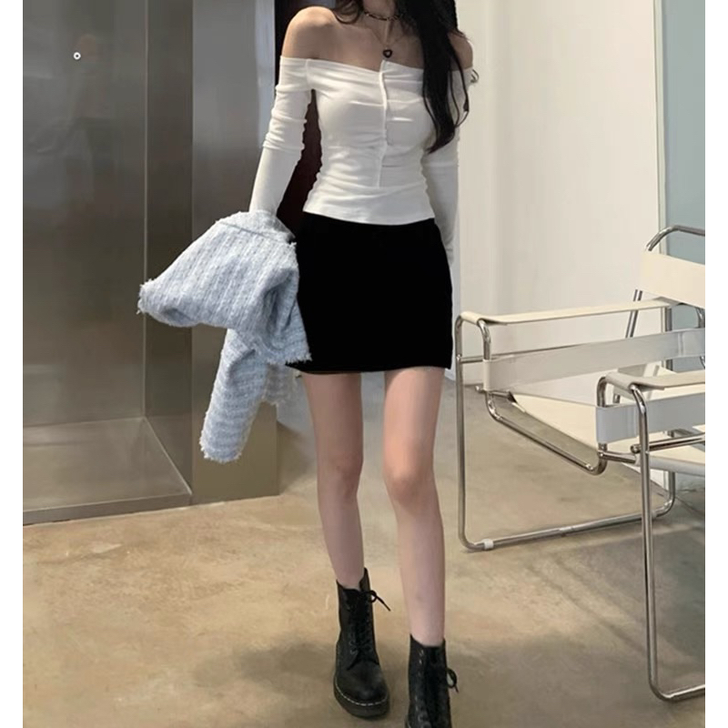 Áo thun trễ vai tay dài nhún cách điệu, ôm body. Chất vải thun tăm siêu co giãn.