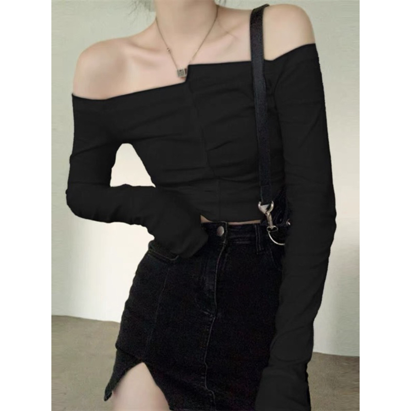 Áo thun trễ vai tay dài nhún cách điệu, ôm body. Chất vải thun tăm siêu co giãn.