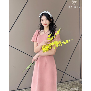 Áo dài cách tân nhung co giãn tốt,mềm mại, cổ yếm kèm quần trắng.