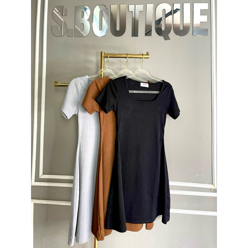 Đầm cổ vuông S.BOUTIQUE xoè tôn eo