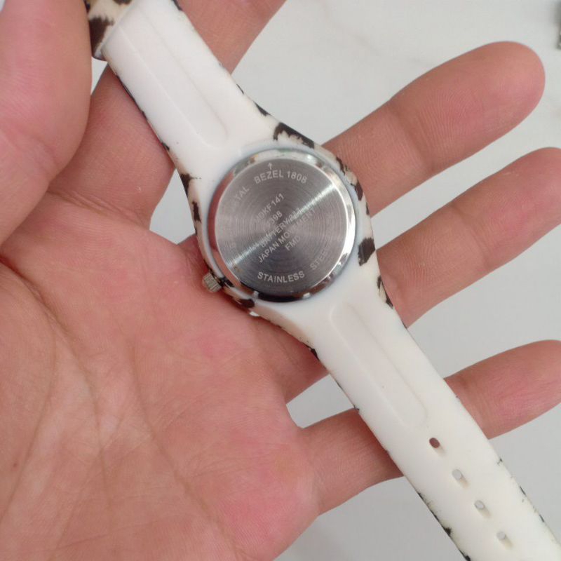 Đồng hồ si nhật nam nữ dây cao su hiệu NO BRAND độ mới cao 92%