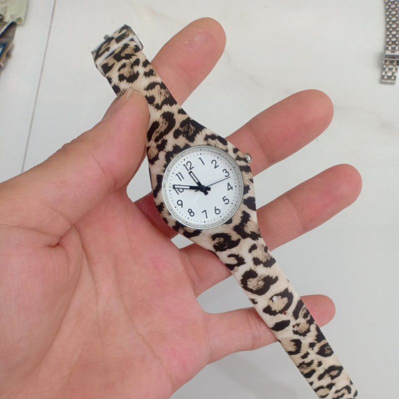 Đồng hồ si nhật nam nữ dây cao su hiệu NO BRAND độ mới cao 92%