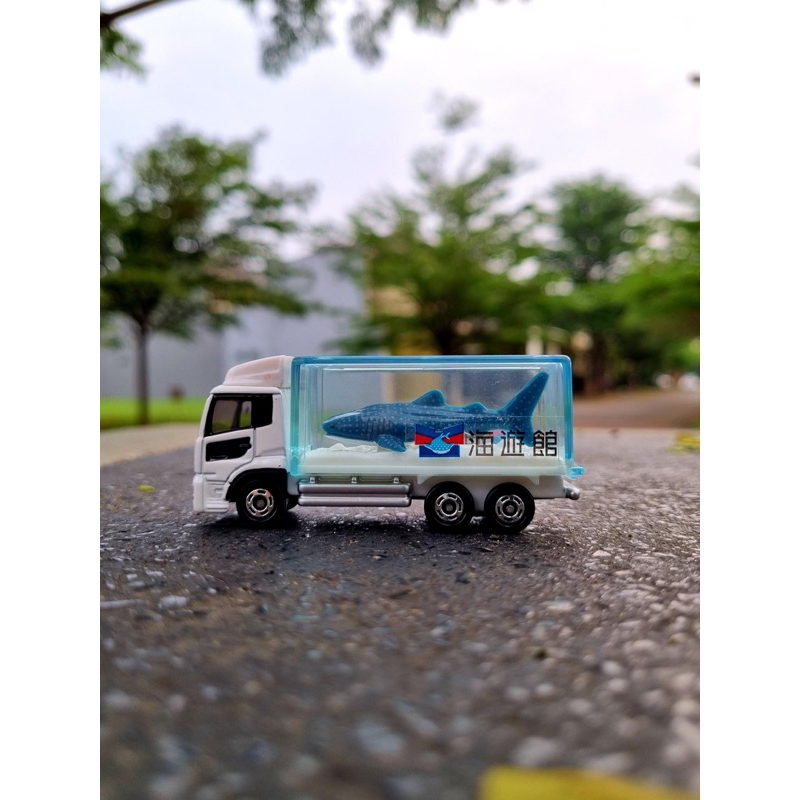 Xe Tomica chở cá mập