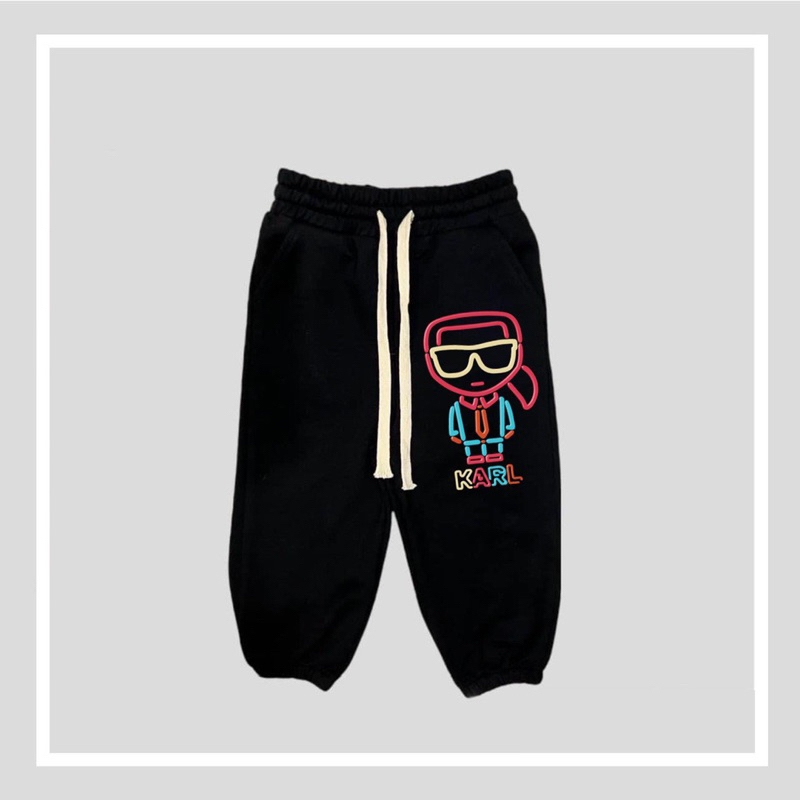 Quần nỉ joger da cá màu đen in hình logo cho bé trai bé gái size từ 12-40 cân