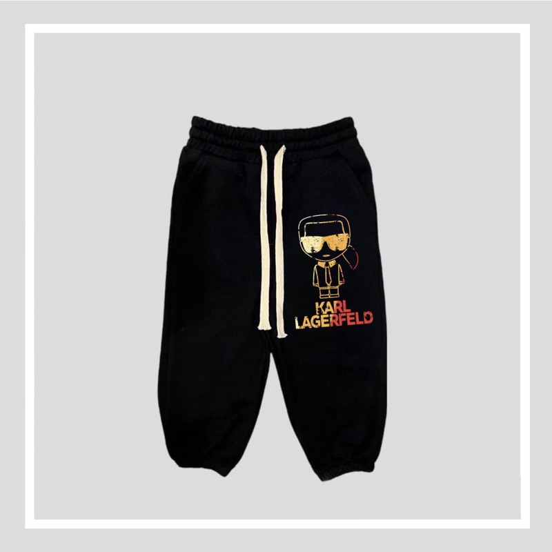 Quần nỉ joger da cá màu đen in hình logo cho bé trai bé gái size từ 12-40 cân