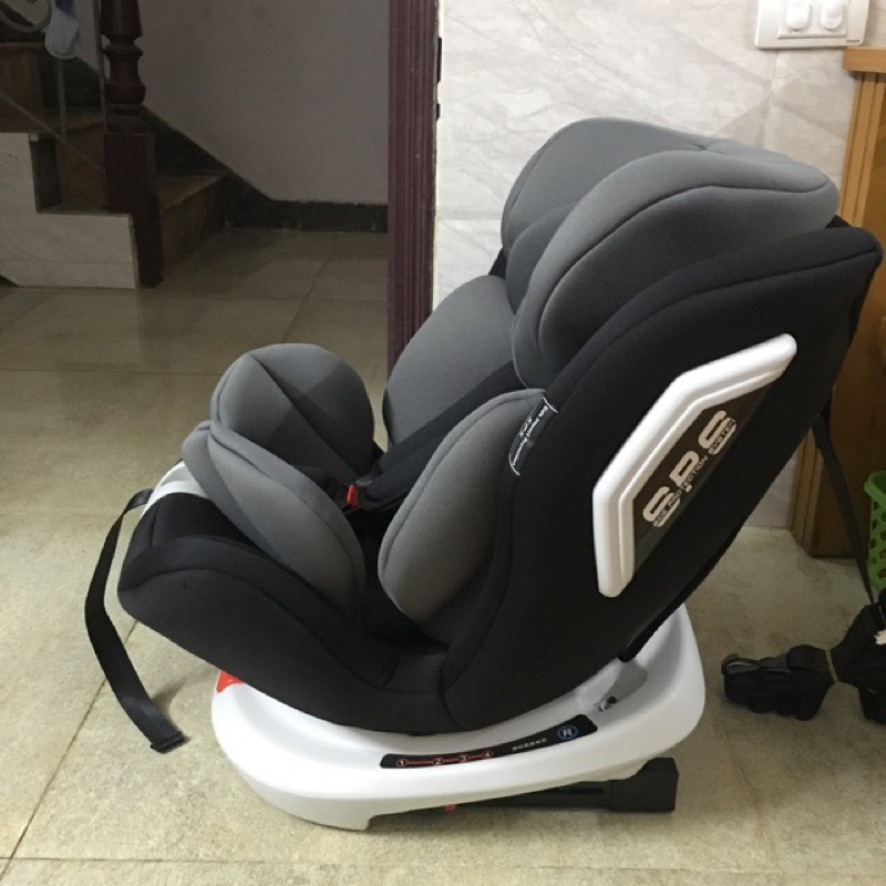 Ghế ô tô điều chỉnh 4 tư thế từ nằm tới ngồi, xoay 360° và có thể điều chỉnh độ cao cho bé từ 0-12 tuổi