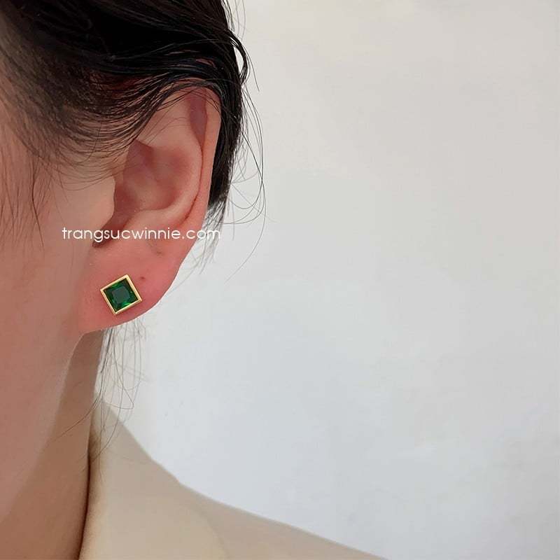 Hoa tai nữ titan Bi Vuông