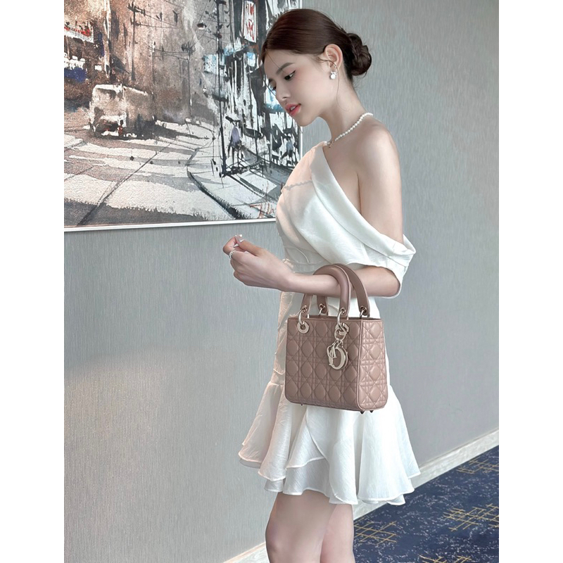 Đầm bèo sóng nước lệch vai